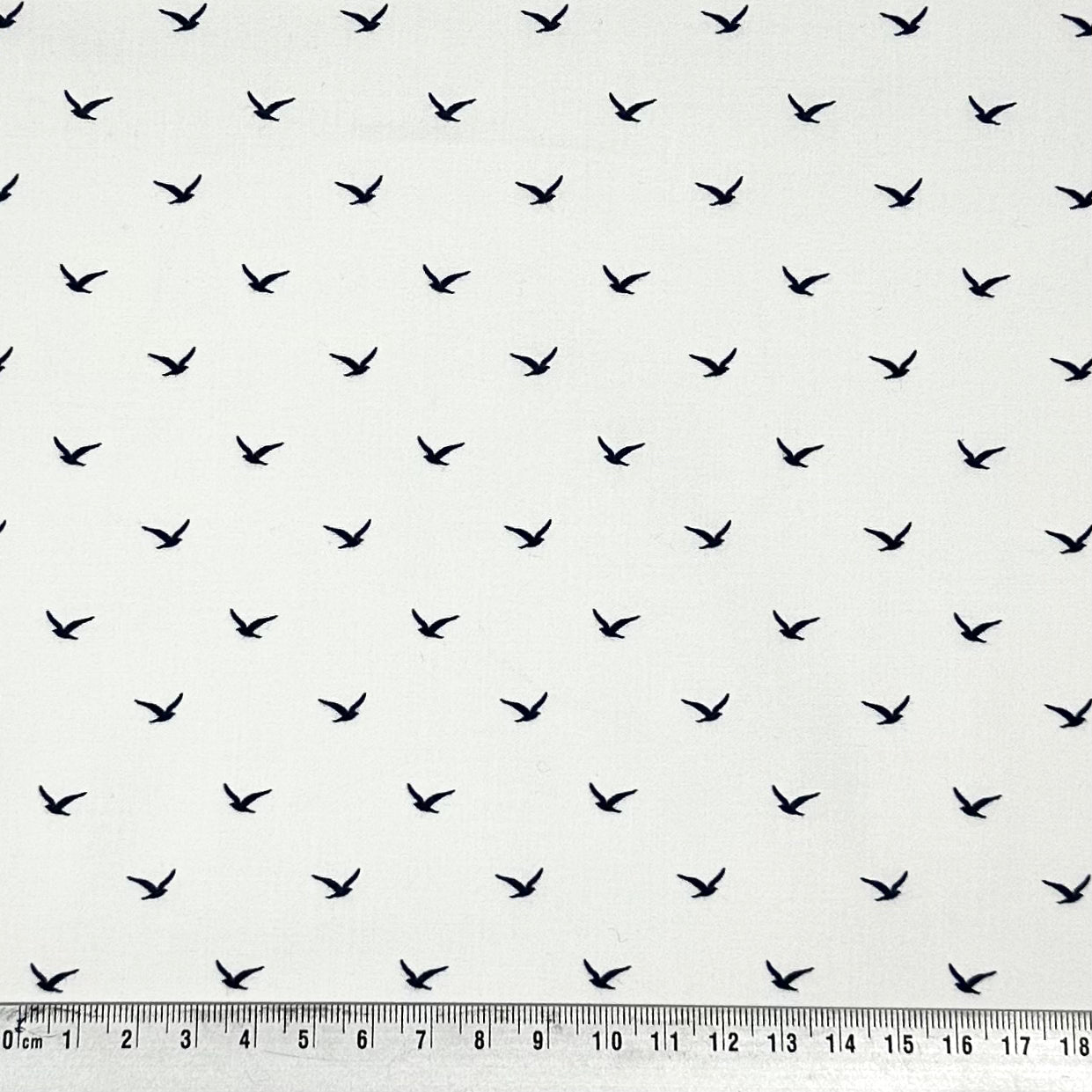 Blaue Vögel auf weißen Grund | Baumwolle