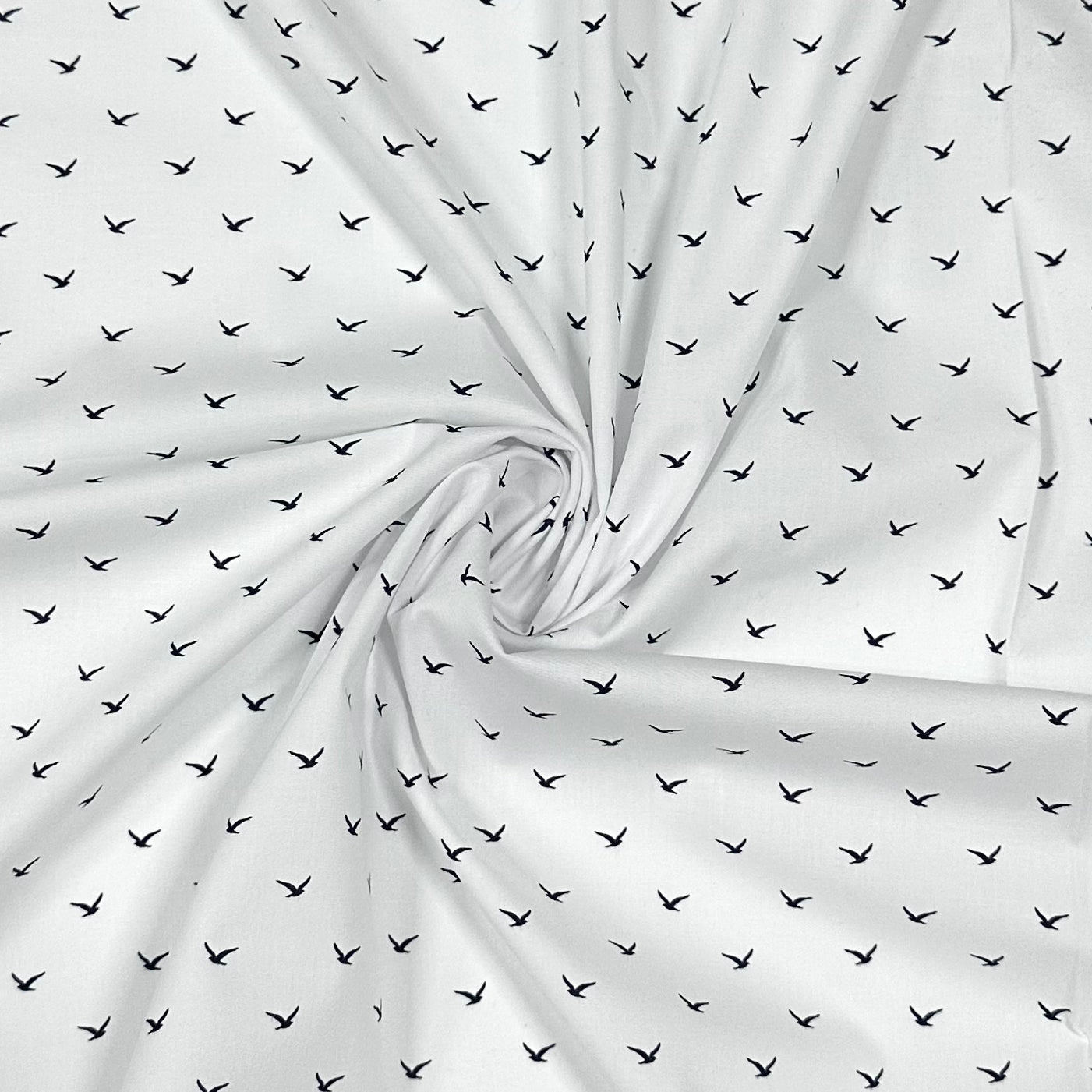 Blaue Vögel auf weißen Grund | Baumwolle