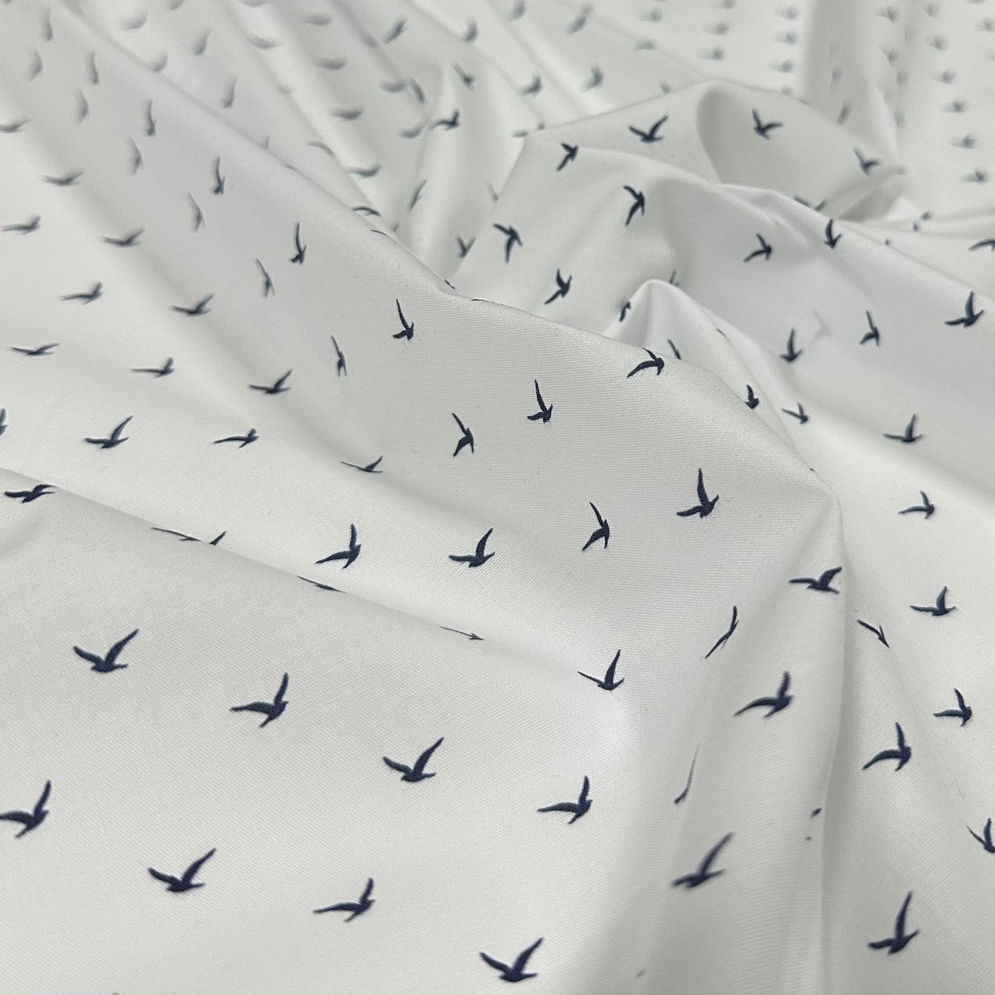 Blaue Vögel auf weißen Grund | Baumwolle