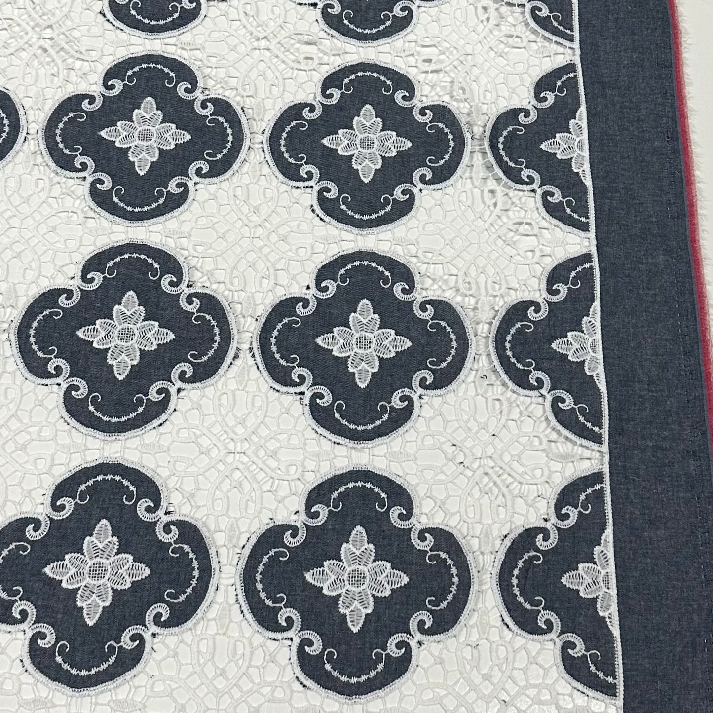 Premium Lochspitze - Florale Applikationen in Navy & Weiß | Baumwolle