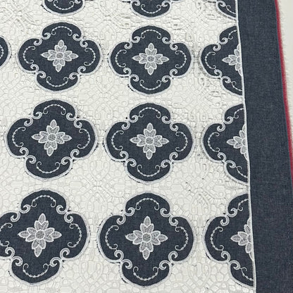 Premium Lochspitze - Florale Applikationen in Navy & Weiß | Baumwolle