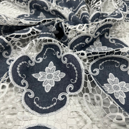 Premium Lochspitze - Florale Applikationen in Navy & Weiß | Baumwolle