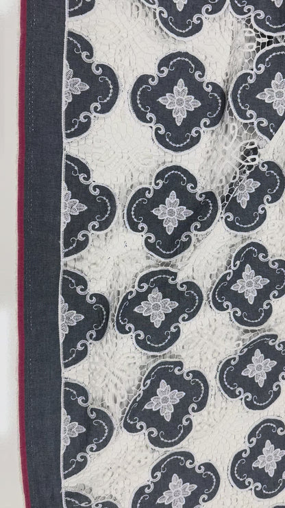 Premium Lochspitze - Florale Applikationen in Navy & Weiß | Baumwolle